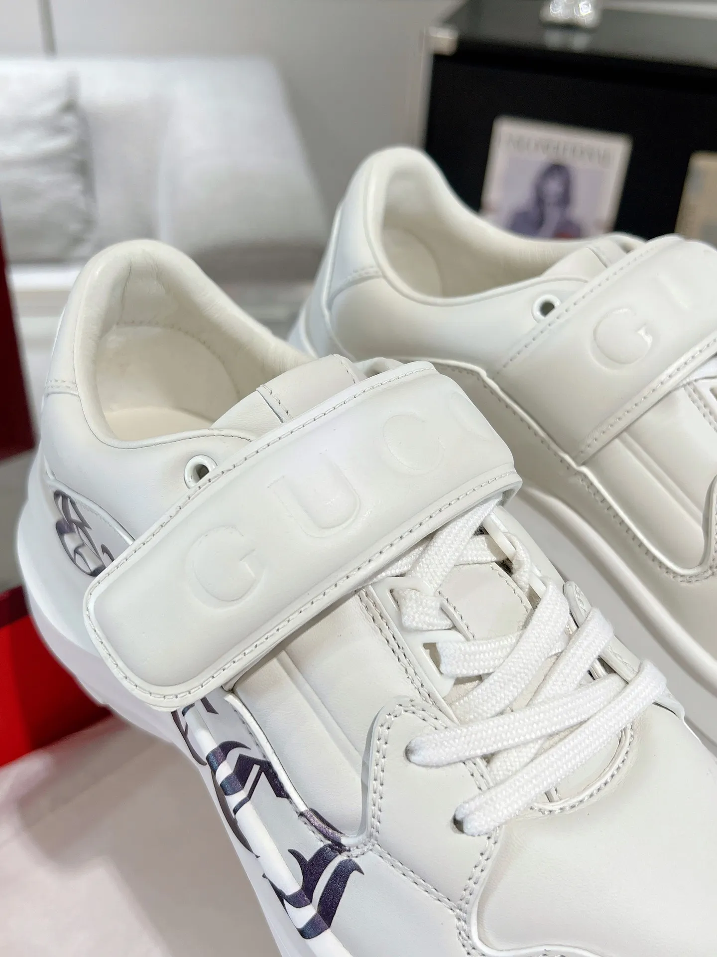 👟👟Ex-factory price 700👟👟 Gucci Wave women's wedge sneakers, wave shoes, Velcro dad shoes, original purchase, development and production. Creative director Sabato De Sarno presents new sneakers inspired by lightness and agility. This shoe has a sculptural thick sole shape and is made of lightweight ethylene vinyl acetate (EVA) material. It is comfortable and durable, and has a soft and waxy feel like stepping on waves. It is embellished with the Gucci handwritten logo and injects the brand's classic style. Original customized cowhide. Original customized soft sheepskin lining. Original molded Eva outsole. Bottom thickness: 5cm in front and 6.3cm in back. Size: 35-40#